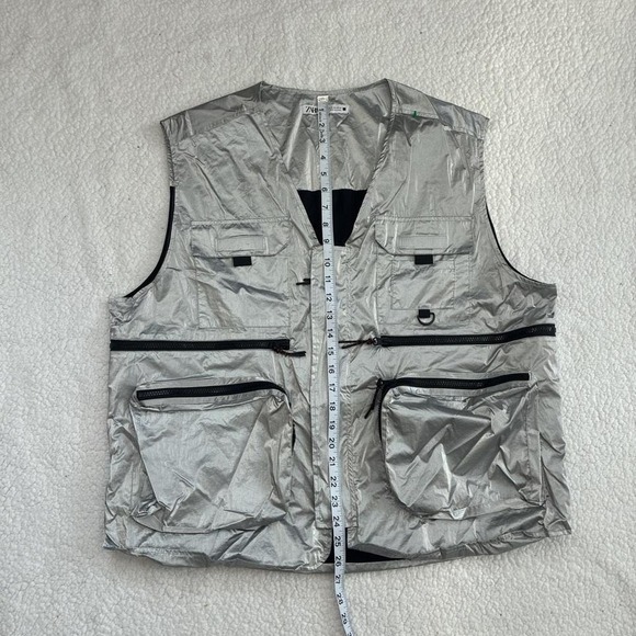 Zara Silver Utility Vest – Multi-Pocket Reflective Finish Techwear Vibe - Picture 4 of 5